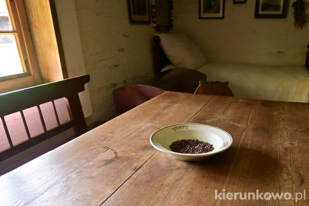wnętrze chałupy wielkopolskiej stół drewniany talerz