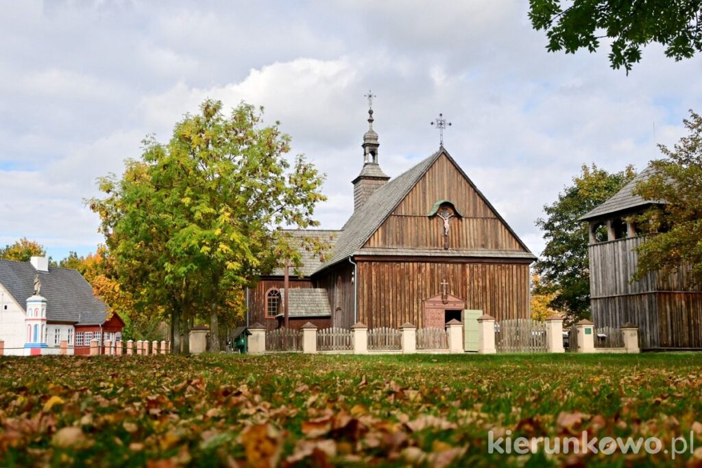 kościół z wartkowic wielkopolski park etnograficzny w dziekanowicach skansen jesień w skansenie skarby architektury drewnianej