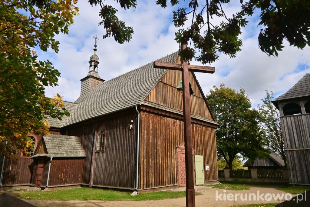 kościół drewniany zabytkowy z wartkowic skansen w dziekanowicach
