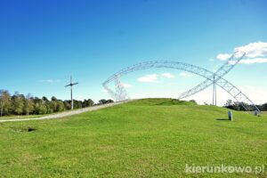 Pola Lednickie brama III tysiąclecia brama ryba spotkania młodych lednica 2000