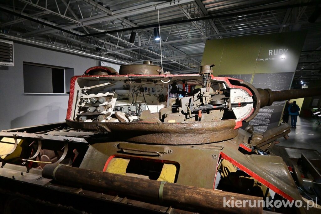 czołg T34 rudy z filmu serialu czterej pancerni i pies wnętrze wieżyczka