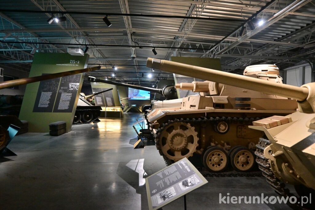 muzeum broni pancernej w poznaniu czołgi armaty działa artyleria ekspozycja