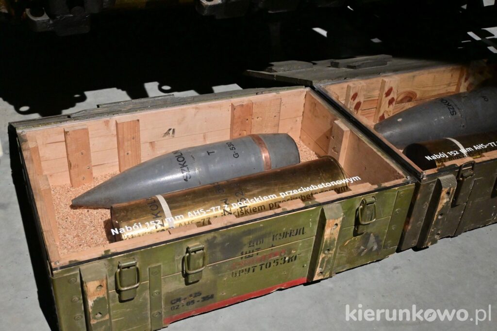 ekspozycja muzeum broni pancernej w poznaniu nabój 152 mm pocisk przeciwbetonowy