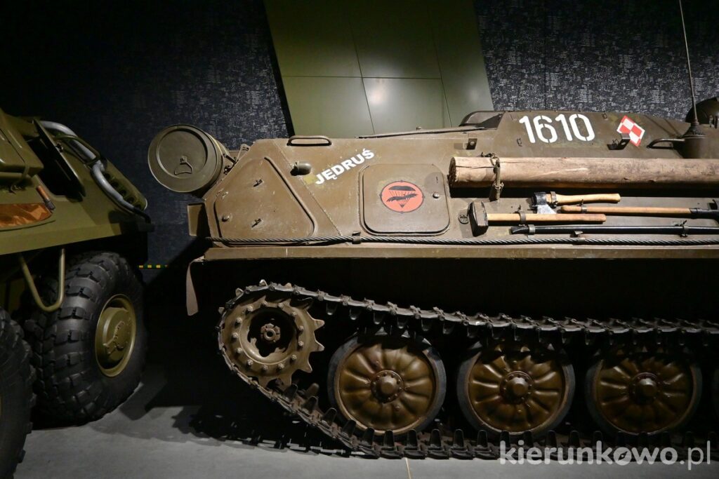 lekkie działo samobieżne asu-85 muzeum broni pancernej w poznaniu