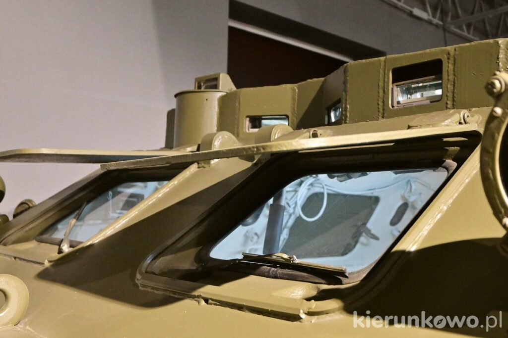 transporter opancerzony BTR-60PB okna szyby otwory