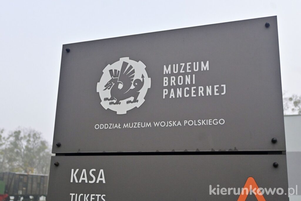 muzeum broni pancernej logo tablica informacyjna