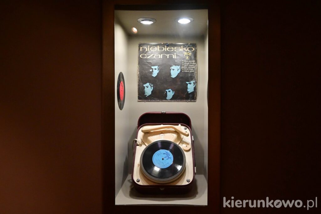 gramofon muzeum niebiesko-czarni winyl