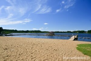 Jezioro Łoniewskie i plaża w Osiecznej jezioro osieczna