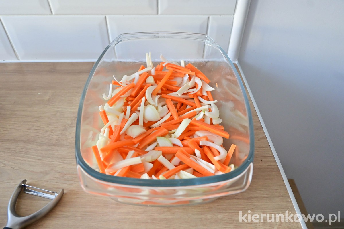 pokrojone warzywa w słupki marchewka pietruszka