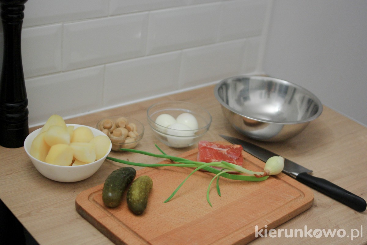 Wiejska sałatka z boczkiem i ziemniakami szczypiorkiem ogórkiem kiszonym