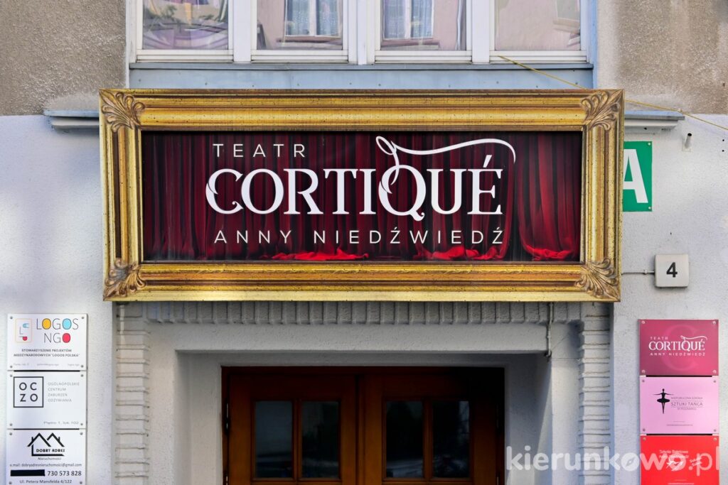 teatr cortique wejście szyld