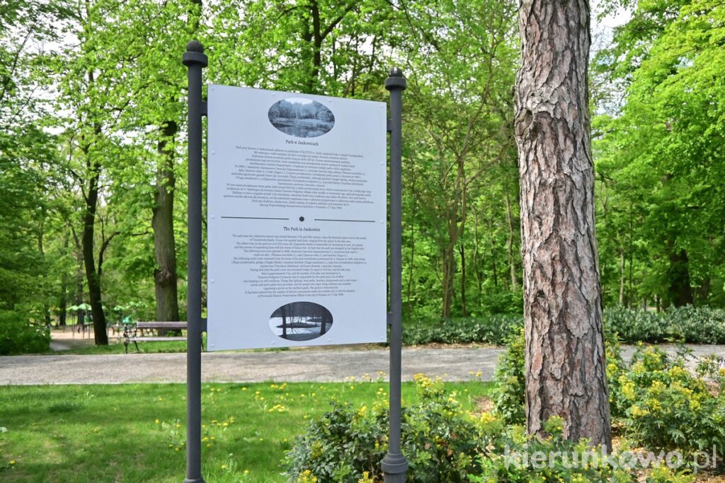 zespół pałacowo-parkowy w jankowicach tablica informacyjna w parku