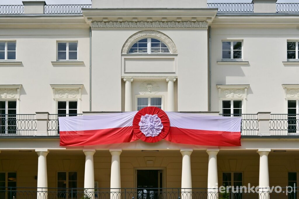 pałac jankowice zespół pałacowo-parkowy w jankowicach niedaleko poznania tarnowo podgórne flaga polska kotylion święto narodowe