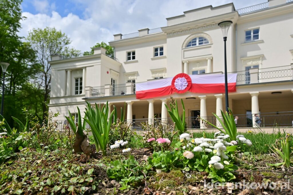 pałac jankowice zespół pałacowo-parkowy w jankowicach niedaleko poznania tarnowo podgórne flaga polski kotylion święto narodowe