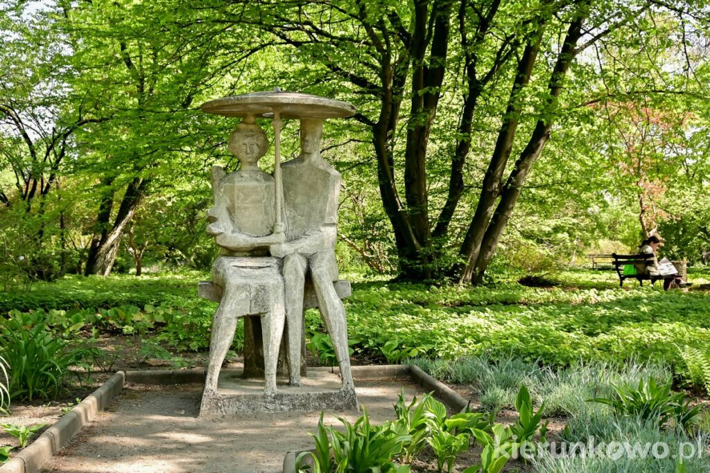 ogród botaniczny w poznaniu dwoje pod parasolem rzeźba