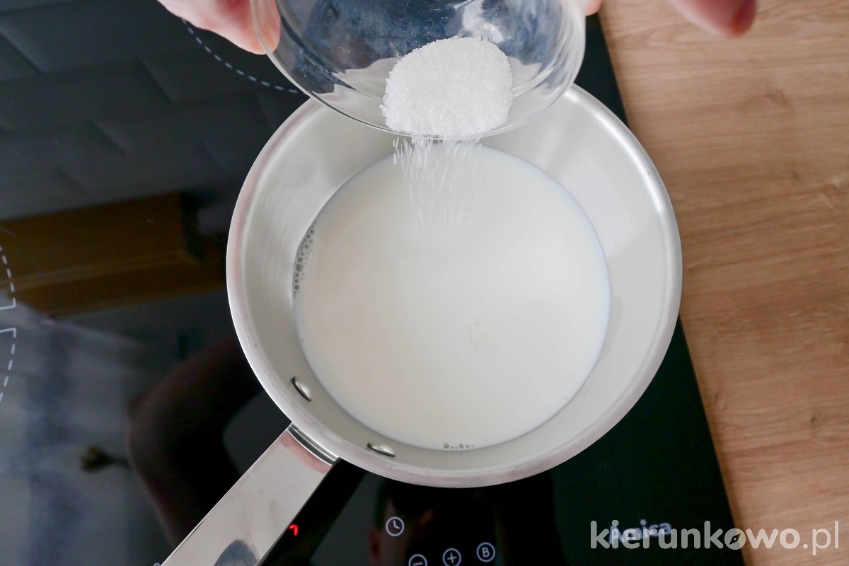 dodawanie cukru do mleka w garnku