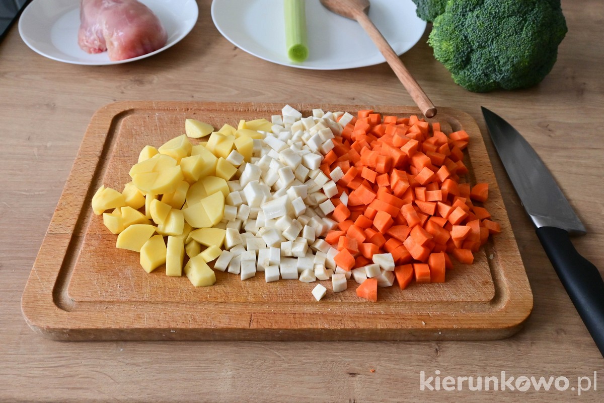 Zupa brokułowa z ziemniakami i marchewką