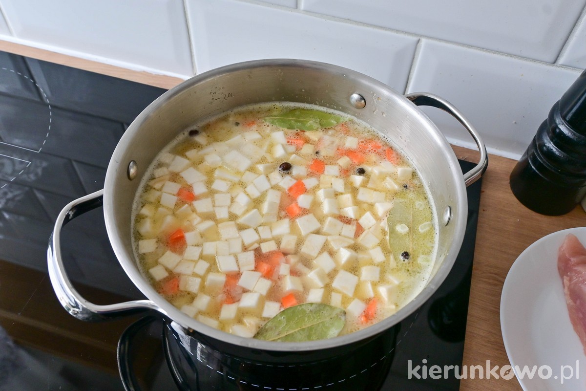 Zupa brokułowa z ziemniakami i marchewką