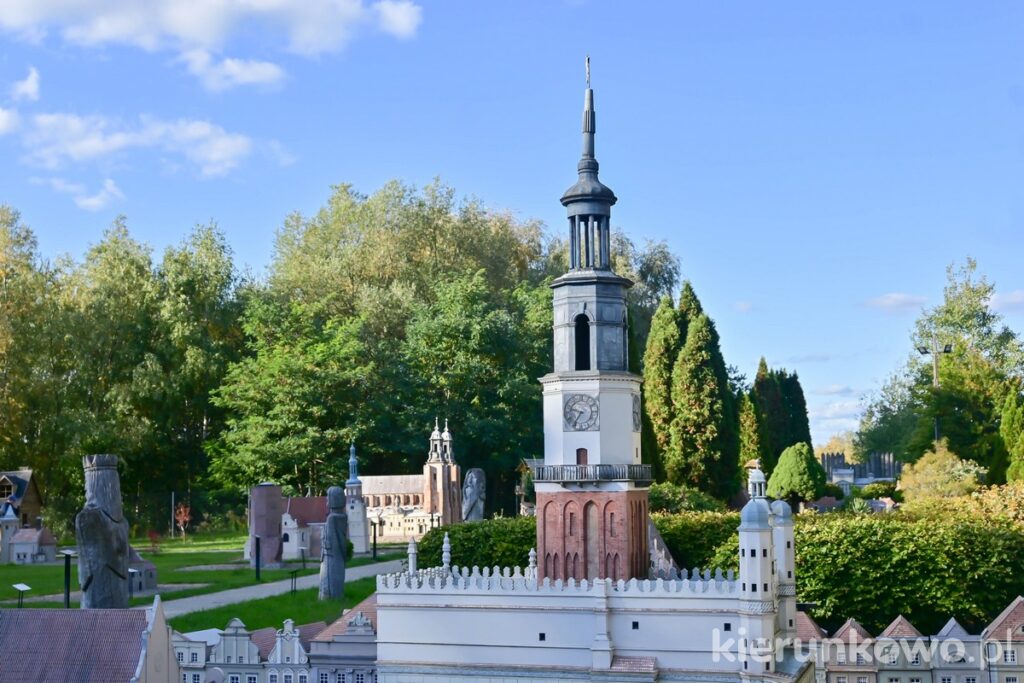 wieża ratusza w poznaniu skansen miniatur szlaku piastowskiego w Pobiedziskach makieta miniatura