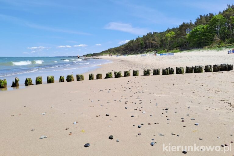 plaża kamienie piasek falochron