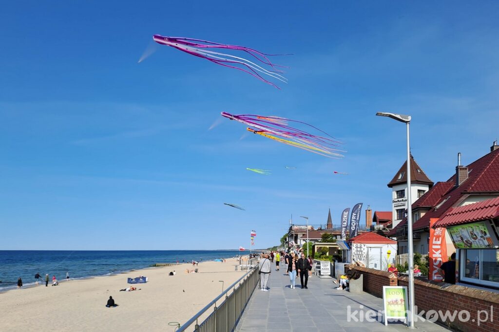 Promenada w Sarbinowie latawce spacer brzegiem morza atrakcje dla dzieci w sarbinowie i okolicy