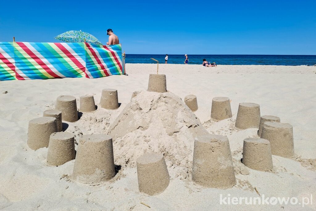 atrakcje dla dzieci w sarbinowie zamek na piasku babki z piasku plaża