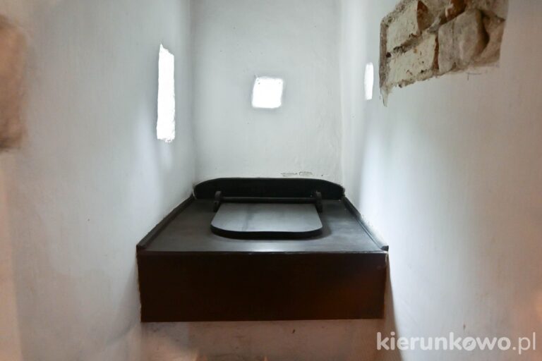 toaleta kibel wychodek muzeum Duszniki młyn papierniczy