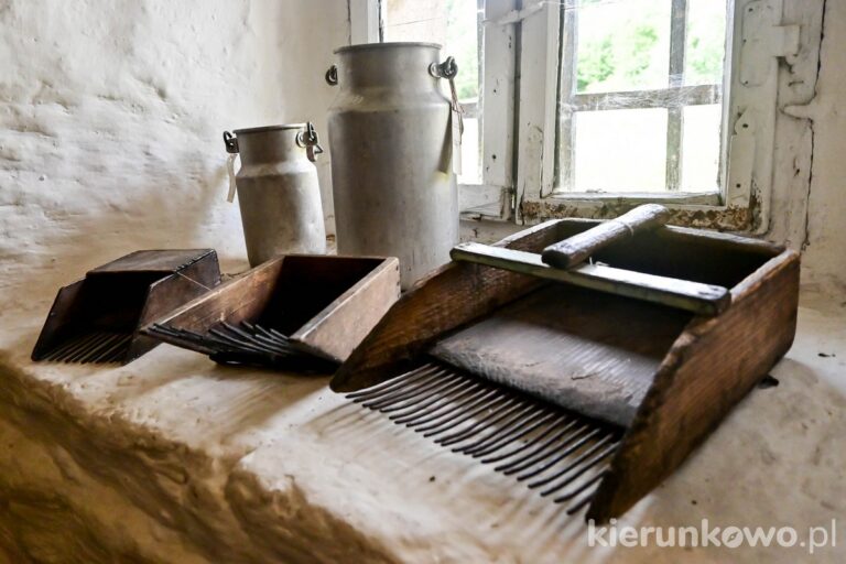Muzeum Kultury Ludowej Pogórza Sudeckiego Skansen w Kudowie-Zdroju maszynki przyrządy do zbierania jagód grzebienie