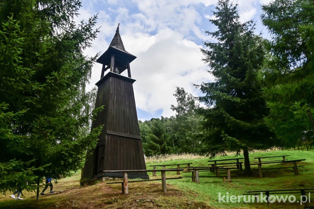 dzwonnica alarmowa z Gołaczowa Muzeum Kultury Ludowej Pogórza Sudeckiego Skansen w Pstrążnej