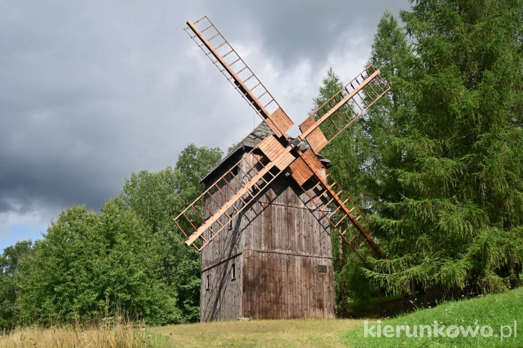 wiatrak koźlak Muzeum Kultury Ludowej Pogórza Sudeckiego Skansen w Pstrążnej