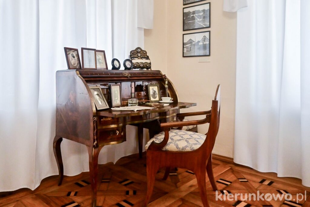 biurko pałac w śmiełowie muzeum adama mickiewicza w śmiełowie miejsce pracy