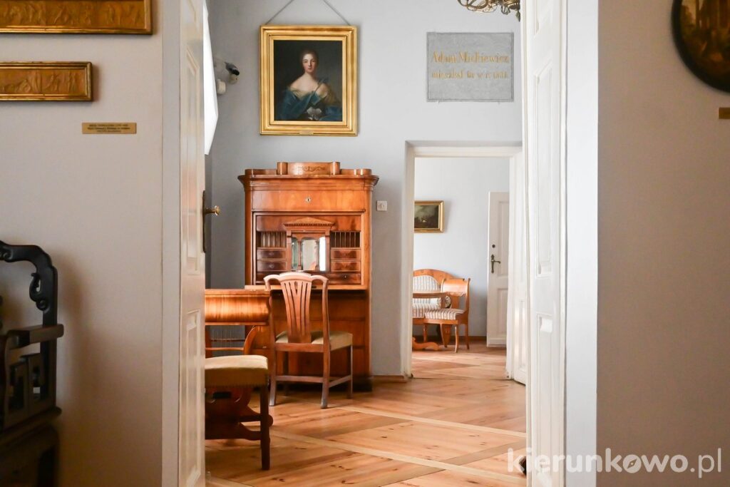 pokój adama mickiewicza pałac w śmiełowie muzeum adama mickiewicza w śmiełowie meble drewniane podłogi