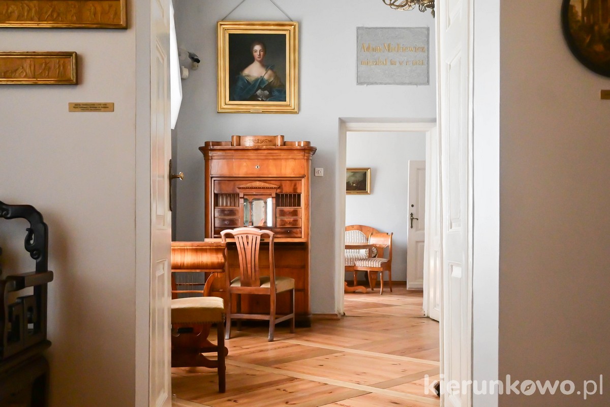pokój adama mickiewicza pałac w śmiełowie muzeum adama mickiewicza w śmiełowie meble drewniane podłogi