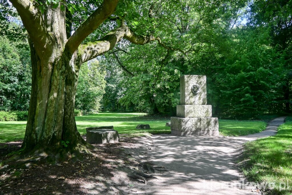 obelisk adama mickiewicza w śmiełowie w wparku