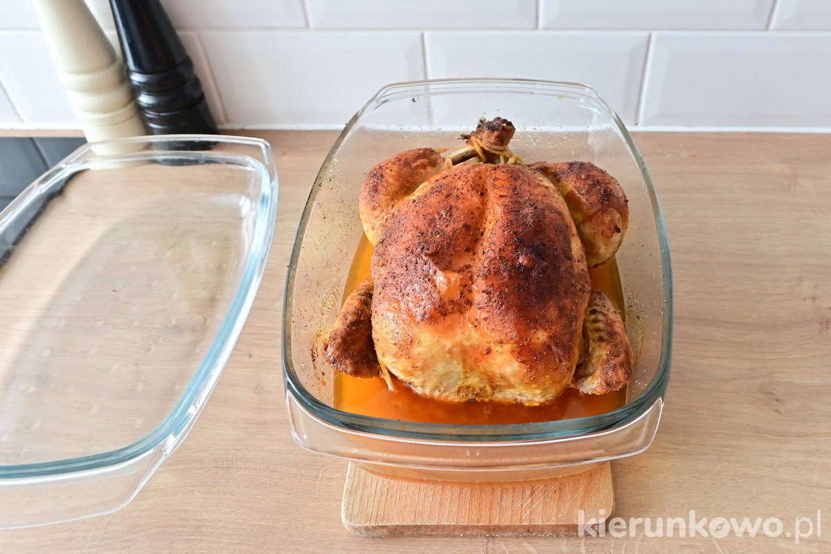 tradycyjny kurczak pieczony w całości w piekarniku aromatyczny soczysty domowy
