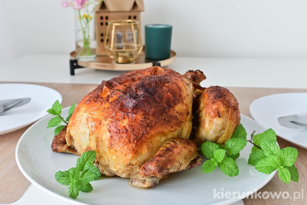 tradycyjny kurczak pieczony w całości w piekarniku aromatyczny soczysty domowy