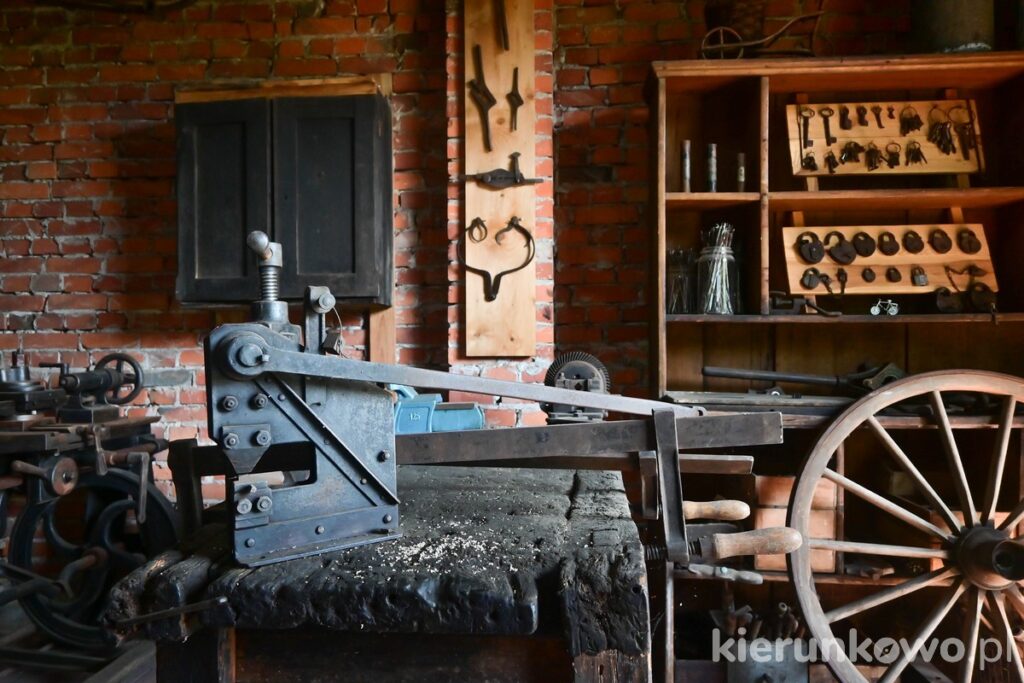 Muzeum Stolarstwa i Biskupizny w Krobii ekspozycja warsztat ślusarski mechaniczny