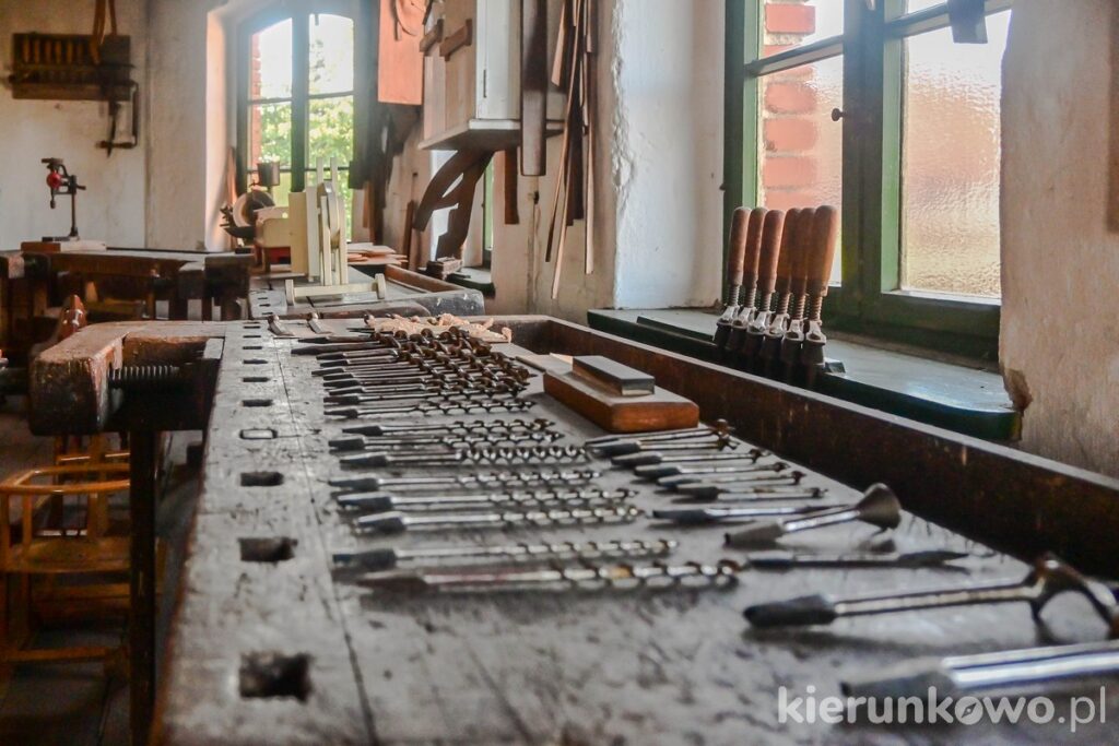 Muzeum Stolarstwa i Biskupizny w Krobii wiertła ekspozycja dawna fabryka mebli
