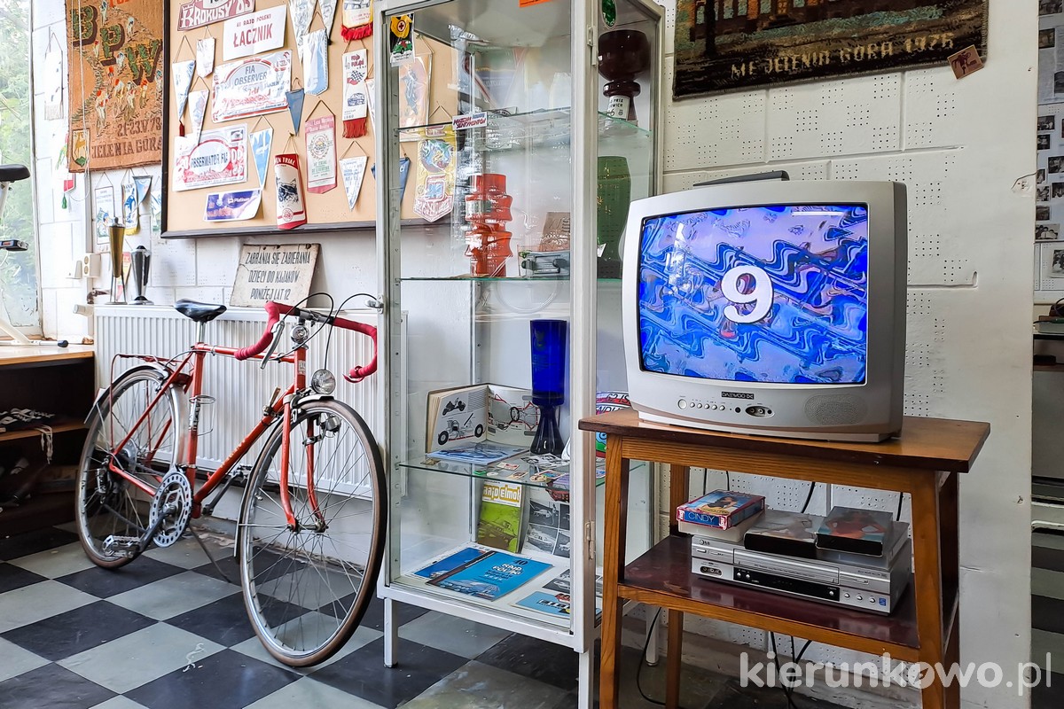 telewizor rower pokój sport i turystyka stary telewizor daewoo muzeum kowary muzeum sentymentów w kowarach