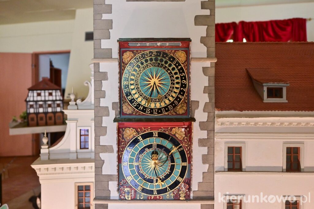 miniatura zegar na wieży ratusza w gorlitz kowary park