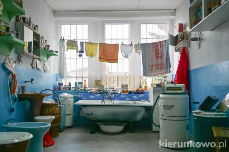 dawna łazienka pralka wanna stalowa toaleta prl 80 90 muzeum sentymentów w kowarach atrakcje kowary