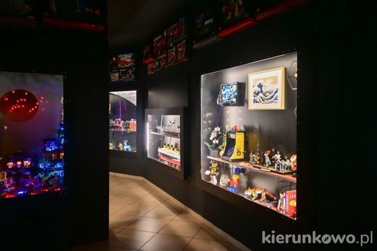 Muzeum Techniki i Budowli z Klocków Lego muzeum klocków w karpaczu ekspozycja muzeum gabloty wystawa