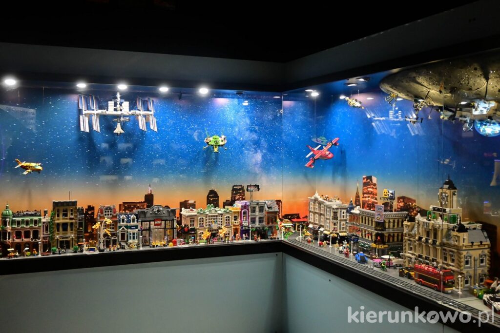 gablota wystawa klocki lego ekspozycja Muzeum Techniki i Budowli z Klocków Lego muzeum klocków w karpaczu