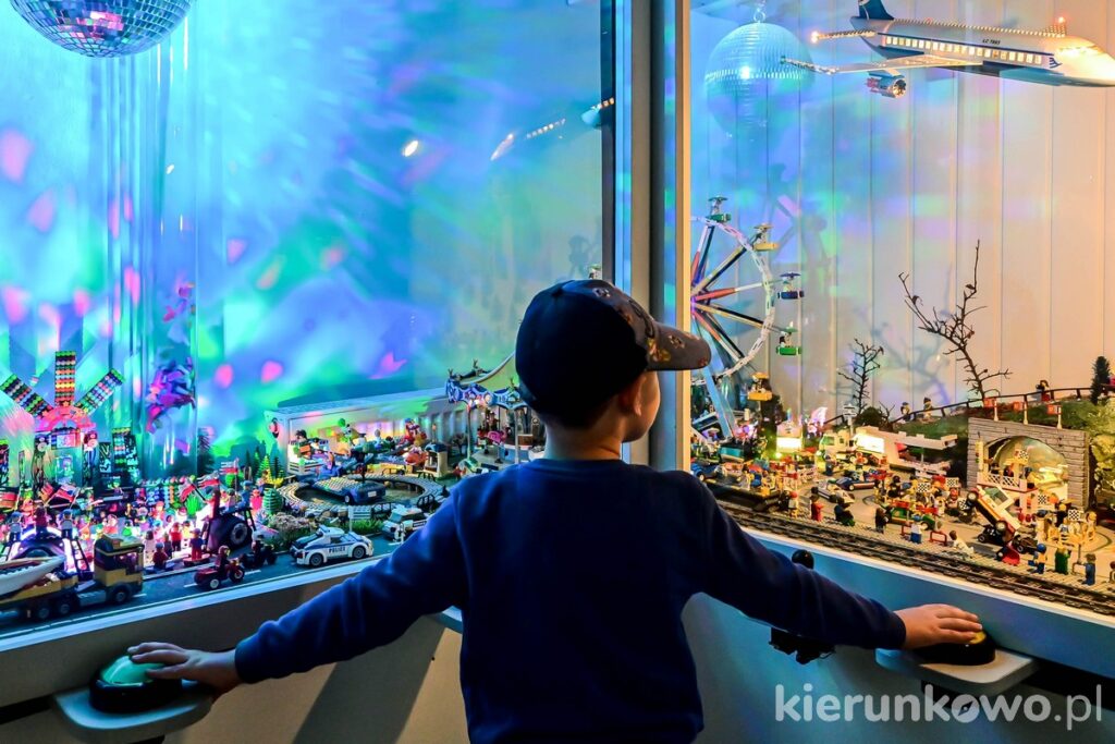 przyciski akcji Muzeum Techniki i Budowli z Klocków Lego muzeum klocków w karpaczu wyzwalacze akcji przyciski dla dzieci