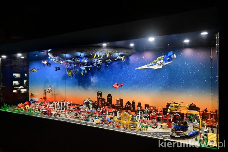 Muzeum Techniki i Budowli z Klocków Lego muzeum klocków w karpaczu gablota ekspozycja wystawa miniaturowe miasto z klocków