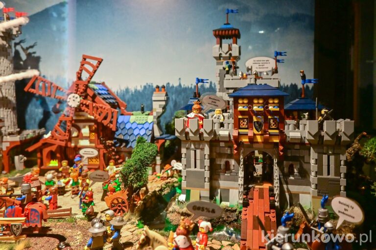 Muzeum Techniki i Budowli z Klocków Lego muzeum klocków w karpaczu zamek rycerze warownia wiatrak gablota ekspozycja