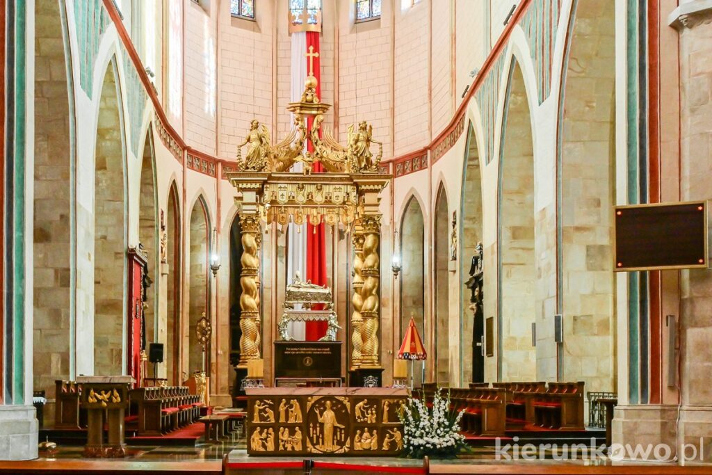 Bazylika prymasowska w Gnieźnie katedra ołtarz główny konfesja świętego wojciecha