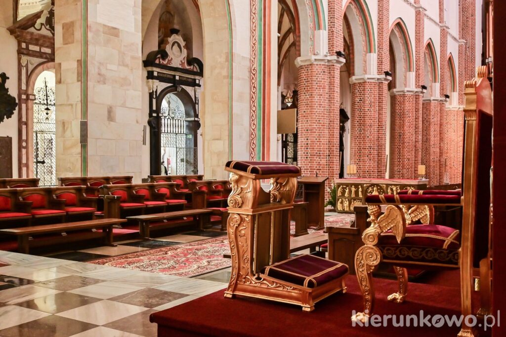 wzgórze lecha w gnieźnie prezbiterum katedry tron prymasowski