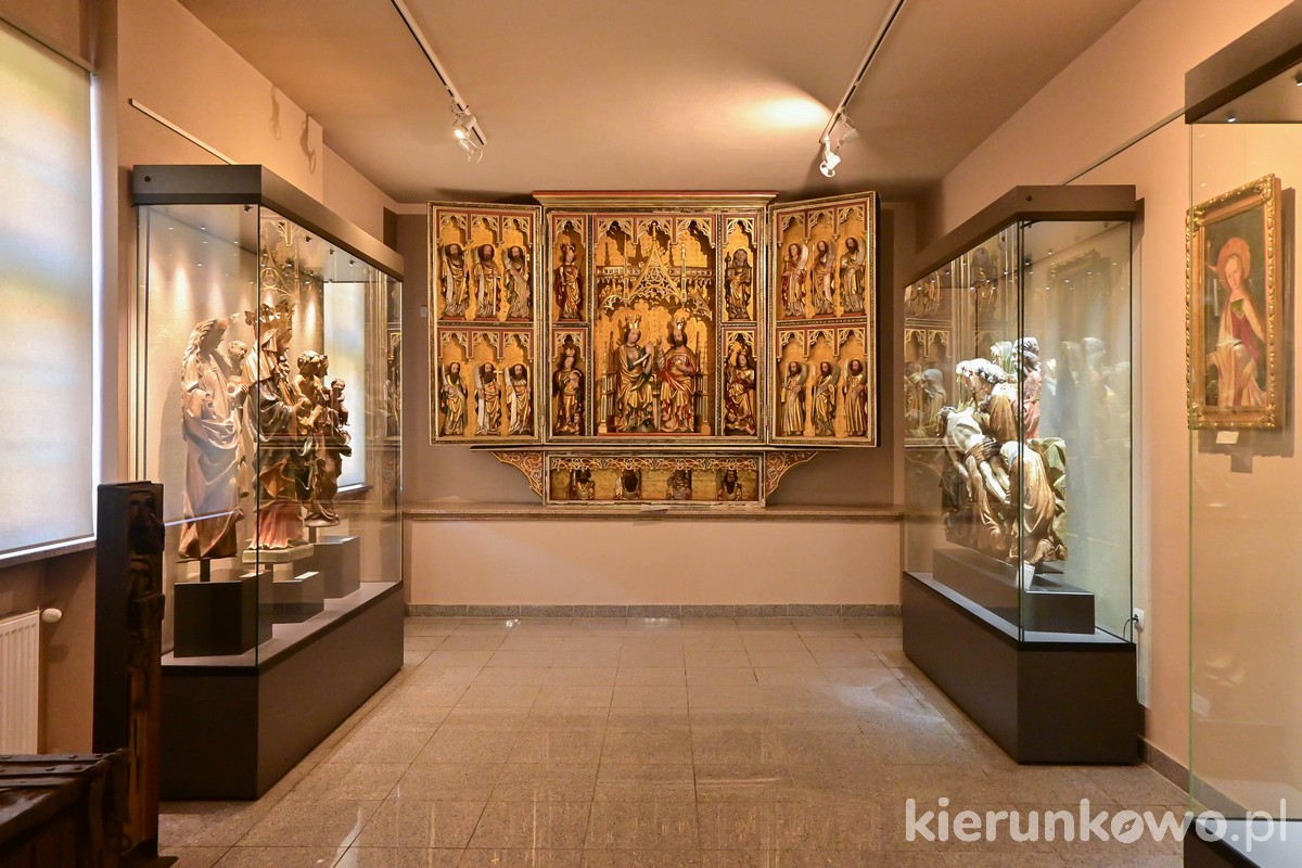 Muzeum archidiecezjalne w Gnieźnie skarbiec katedralny gniezno tryptyk ołtarz