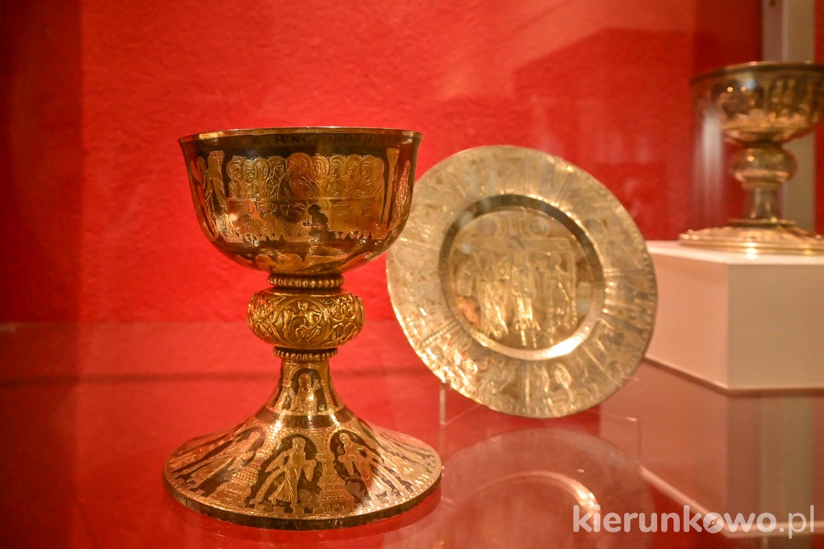 Muzeum archidiecezjalne w Gnieźnie skarbiec katedralny gniezno patena kaliska patena mieszka III kielich dąbrówki niellowany